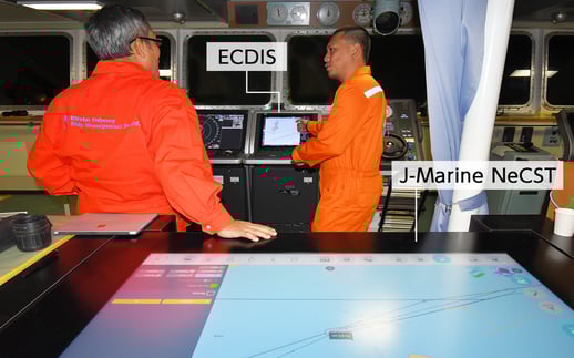 ブリッジ内に設置されたJ-Marine NeCSTとECDIS