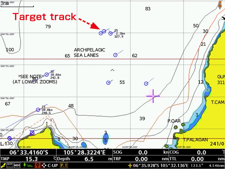 <TT(ARPA) display> The radar's TT functionality displays the trails of other ships.