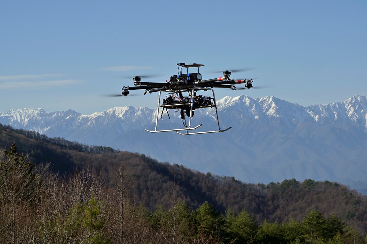 山岳地域で物資を輸送する無人航空機の開発に向けた通信実証に