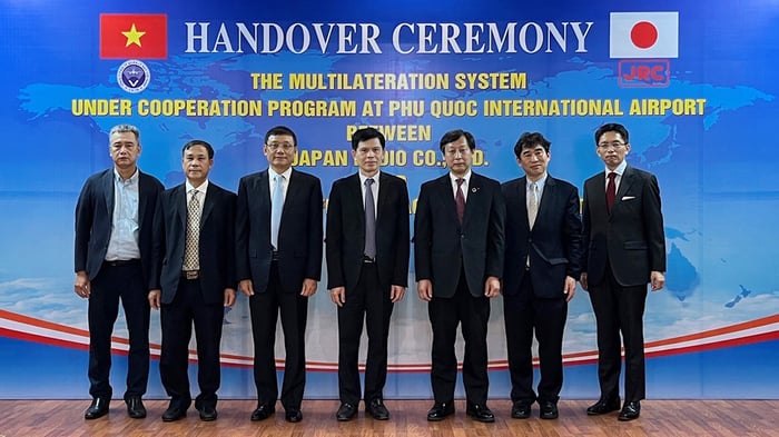 （写真左から）VATM ホ シ ツオン副社長、ドアン フウ ザ社長、ファン ウェト ズン会長、交通運輸省 レ アイン トゥアン副大臣、 小洗社長、総務省 小津 敦 電波部基幹 衛星移動通信課長、在ベトナム日本大使館 岡部 大介 公使