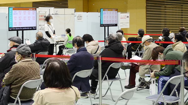 三鷹市のコロナワクチン追加接種会場に設置されたデジタルサイネージ