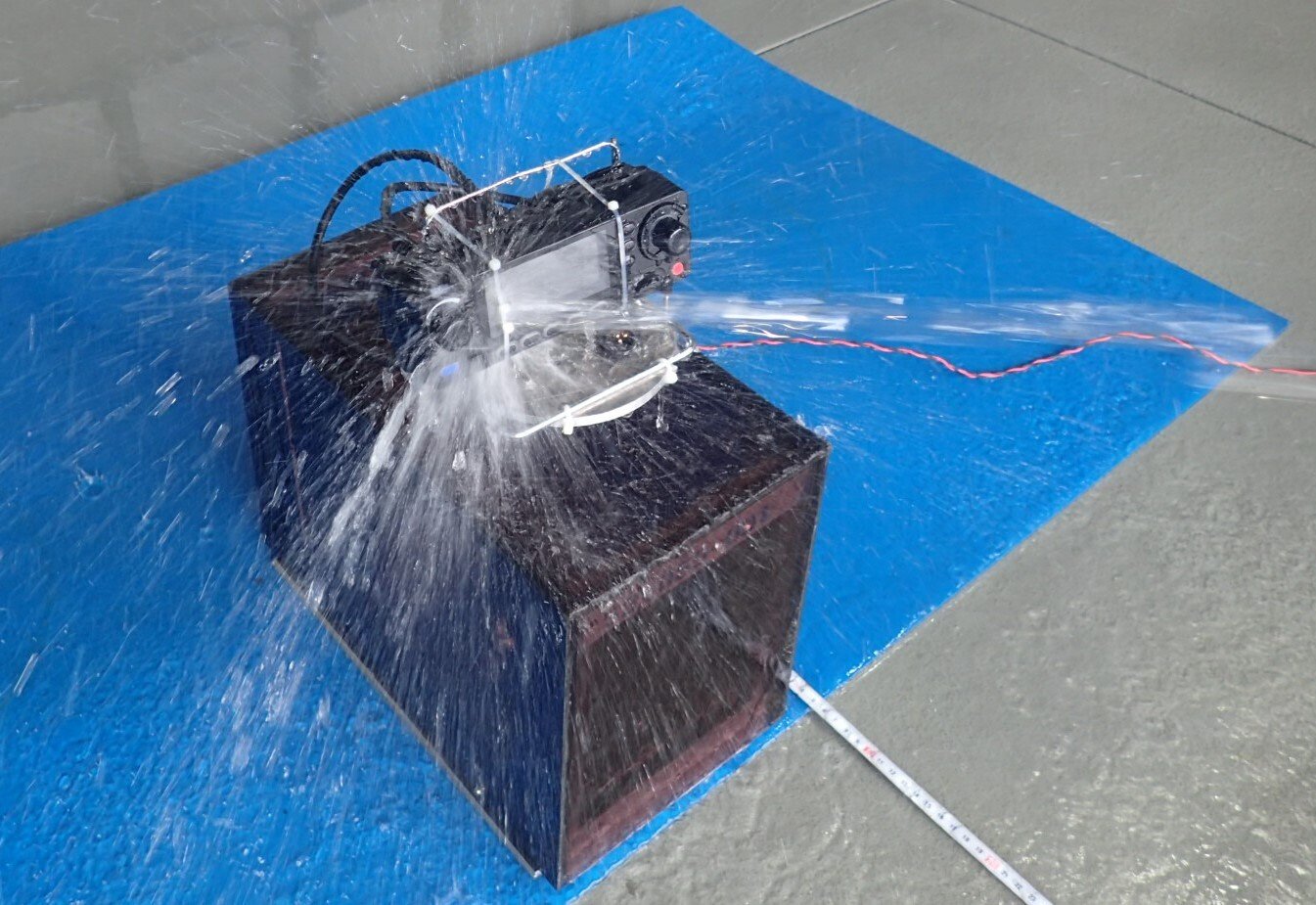 海外業務用マルチバンド車載無線機_防水試験